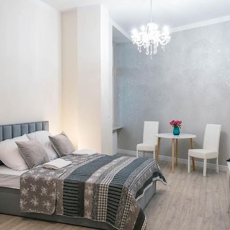 Апартаменти Apartament Grey Pearl Downtown Варшава Екстер'єр фото